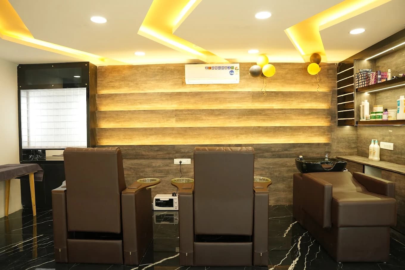 Malkajgiri salon: view through the styling area with product shelving